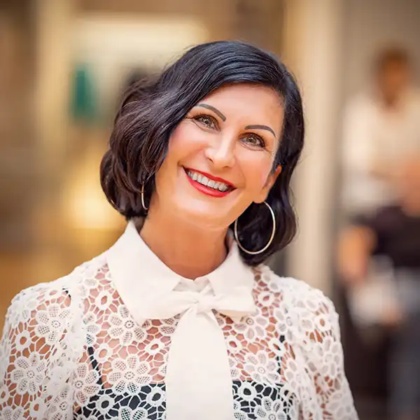 Geschäftsführerein Natascha Frieling, Farbexpertin, Trendsetter & Topstylistin. Mit positiven Vibes und Kreativität.